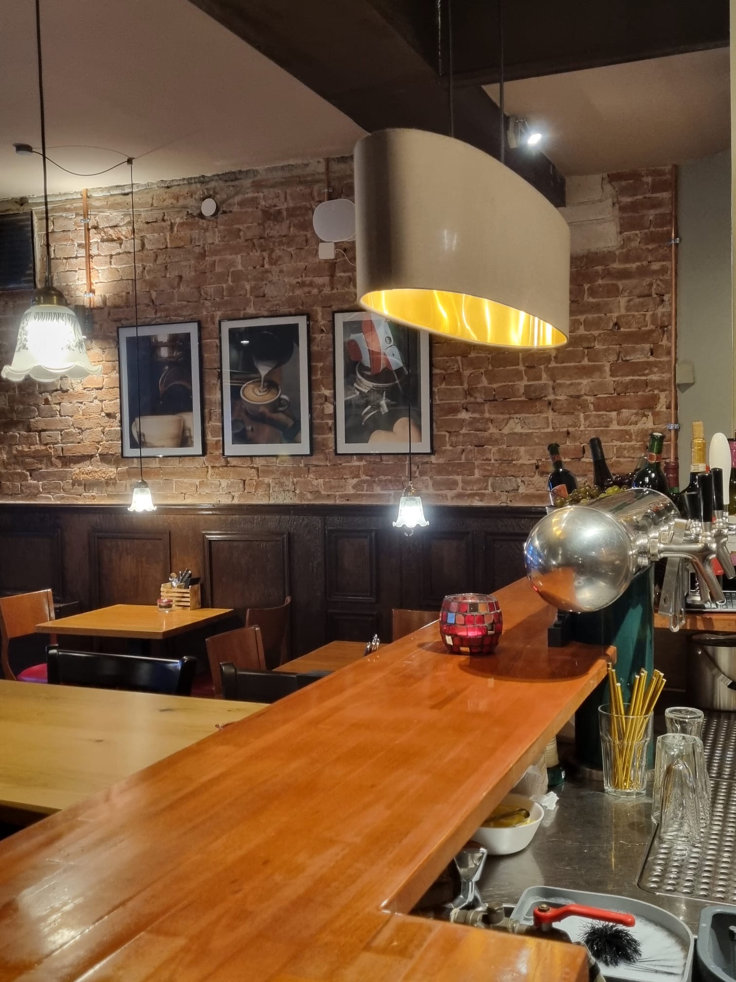 Thekenbereich mit Backsteinwand