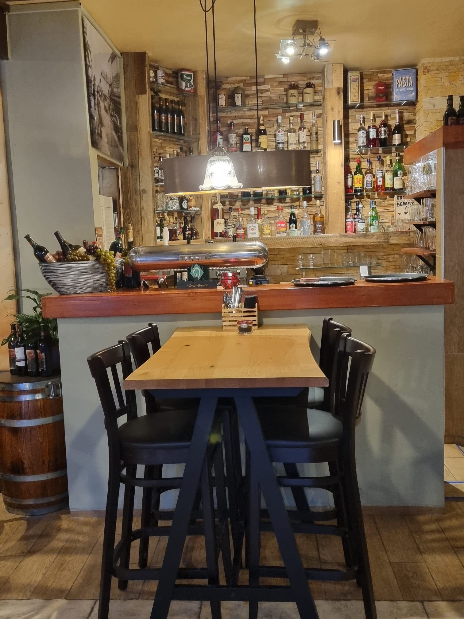 Bar mit rustikaler Holzwand