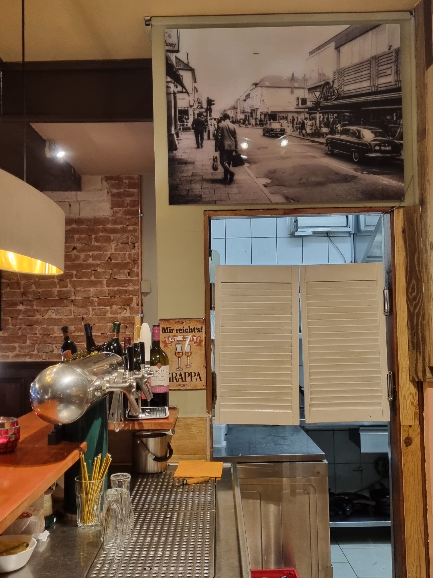 Blick hinter die Bar zur Küche