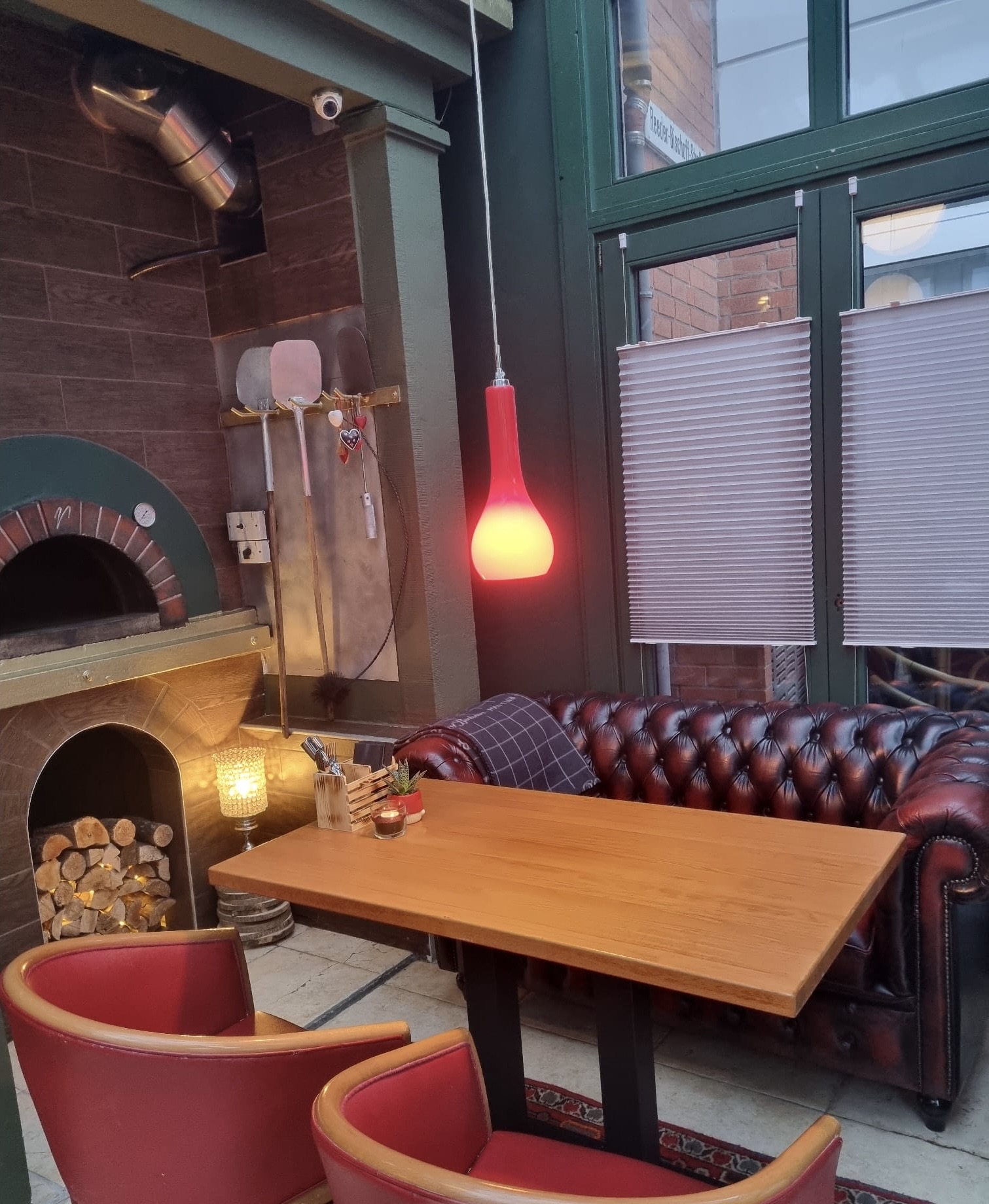 Gemütliche Sitzecke am Pizzaofen