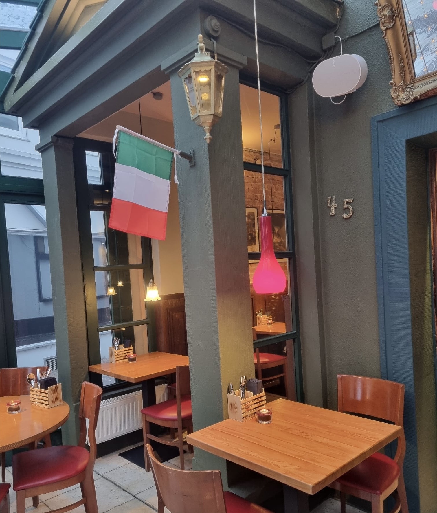Terrasse mit italienischer Flagge